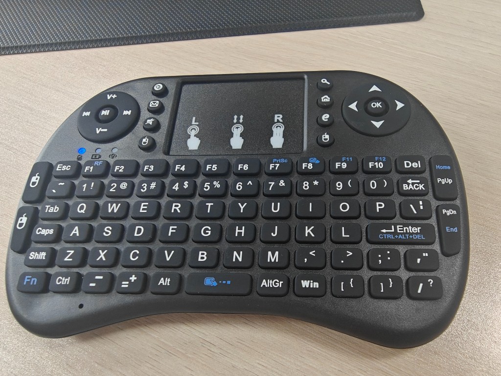 配给树莓派的小键盘，自带触控板，接收器插上就能用