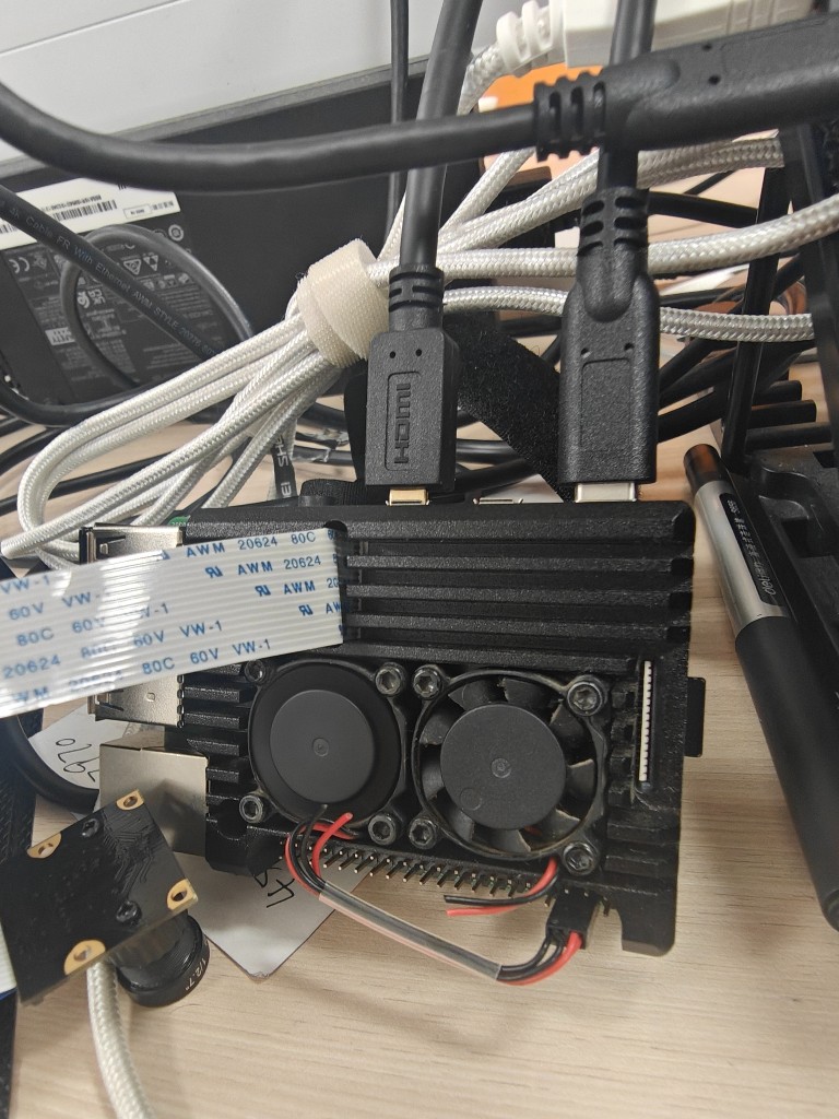 2019 年买的树莓派 4B，带散热外壳、小风扇和摄像头排线