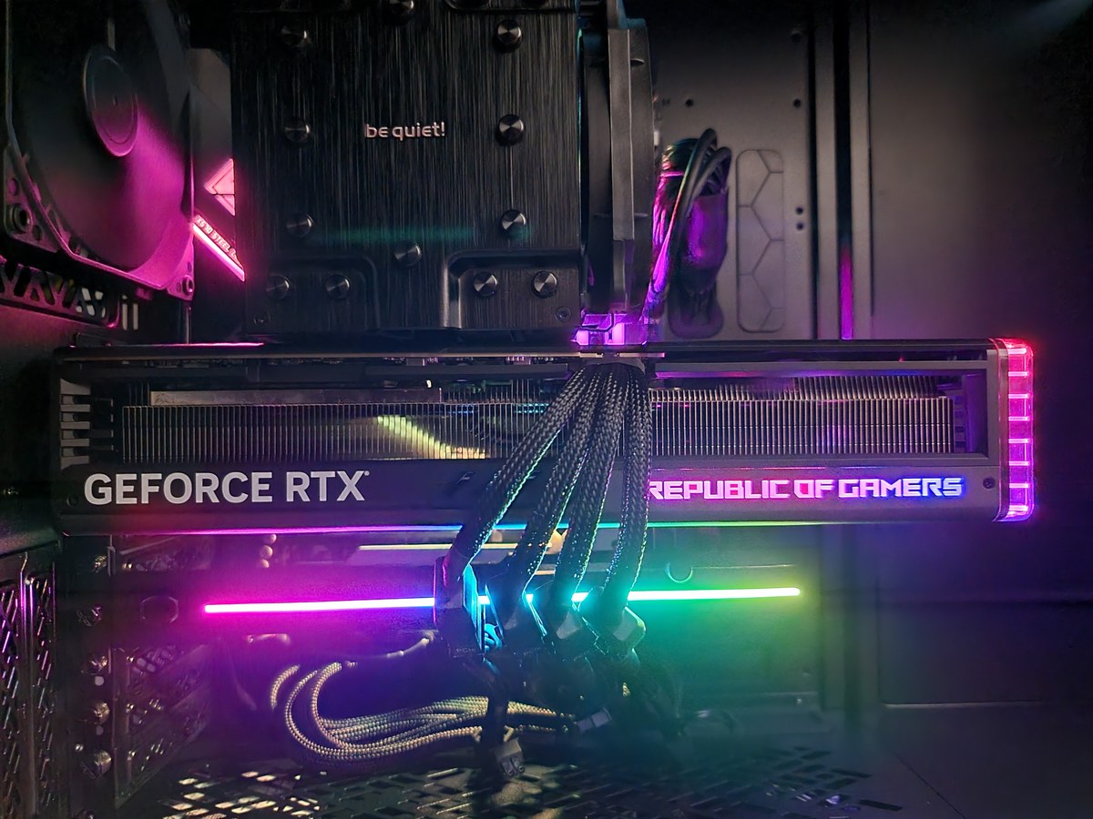 一张正在台式机中运行的 RTX 4090 显卡实拍图